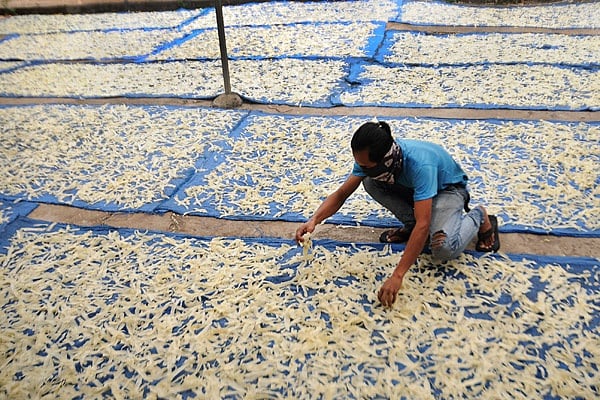 UMKM rumahan pengelolahan makanan keripik berbahan dasar singkong. (BeritaNasional/Elvis Sendouw)