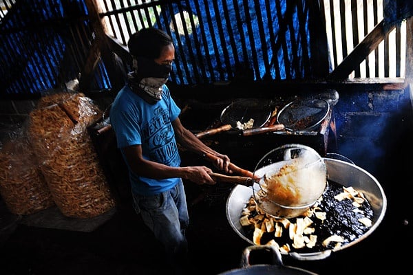 UMKM rumahan pengelolahan makanan keripik berbahan dasar singkong. (BeritaNasional/Elvis Sendouw)