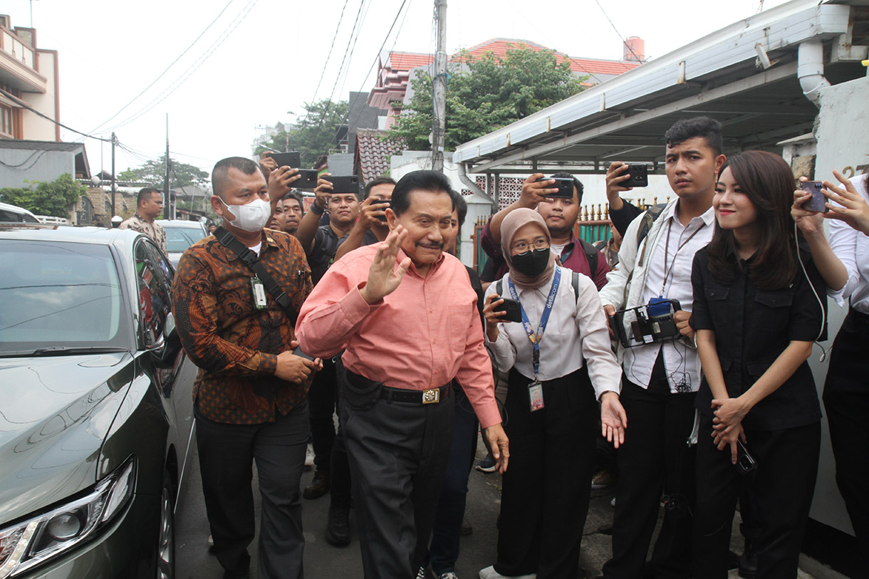 Sejumlah tokoh datang melayat ke rumah duka Wakil Presiden ke-9 RI Hamzah Haz di Jalan Tegalan, Matraman, Jakarta Timur, Rabu (24/7/2024).(BeritaNasional.com/Oke Atmaja)