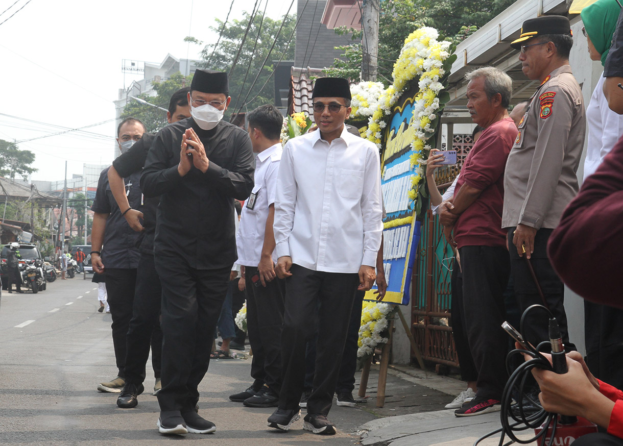 Sejumlah tokoh datang melayat ke rumah duka Wakil Presiden ke-9 RI Hamzah Haz di Jalan Tegalan, Matraman, Jakarta Timur, Rabu (24/7/2024).(BeritaNasional.com/Oke Atmaja)