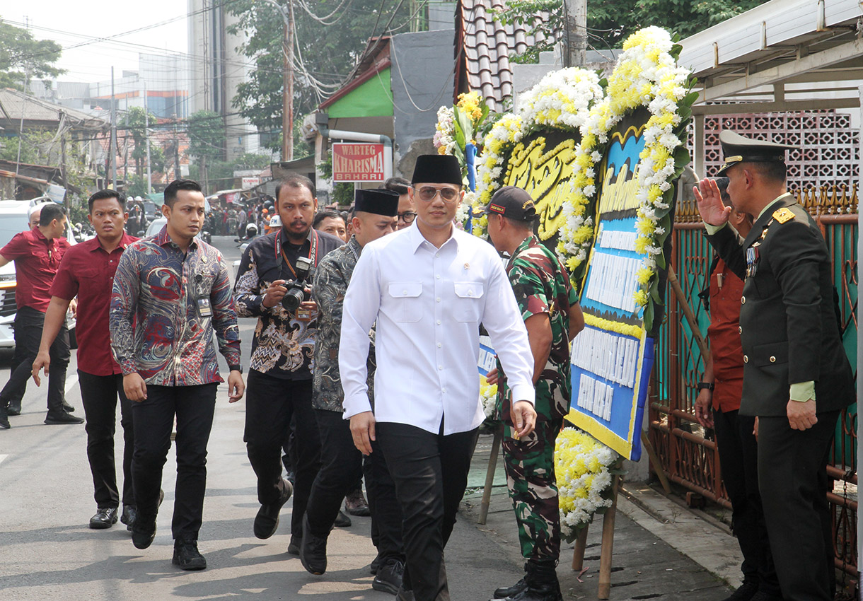 Sejumlah tokoh datang melayat ke rumah duka Wakil Presiden ke-9 RI Hamzah Haz di Jalan Tegalan, Matraman, Jakarta Timur, Rabu (24/7/2024).(BeritaNasional.com/Oke Atmaja)