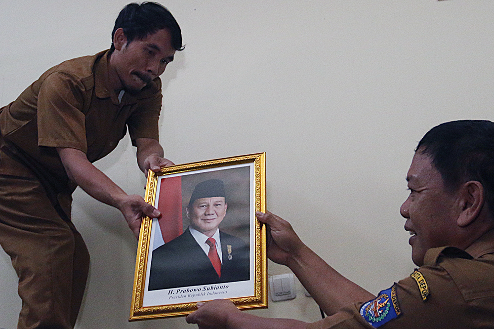 Pemasangan foto Presiden Prabowo Subianto dan Wakil Presiden Gibran Rakabuming Raka di sekolah. (BeritaNasional/Elvis Sendouw)