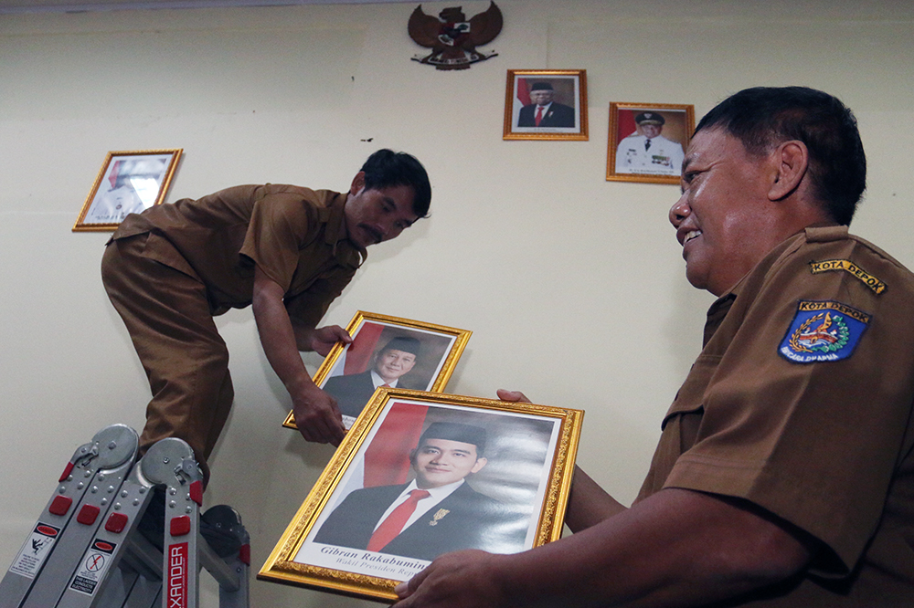 Pemasangan foto Presiden Prabowo Subianto dan Wakil Presiden Gibran Rakabuming Raka di sekolah. (BeritaNasional/Elvis Sendouw)