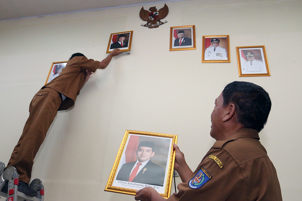 Pemasangan foto Presiden Prabowo Subianto dan Wakil Presiden Gibran Rakabuming Raka di sekolah. (BeritaNasional/Elvis Sendouw)