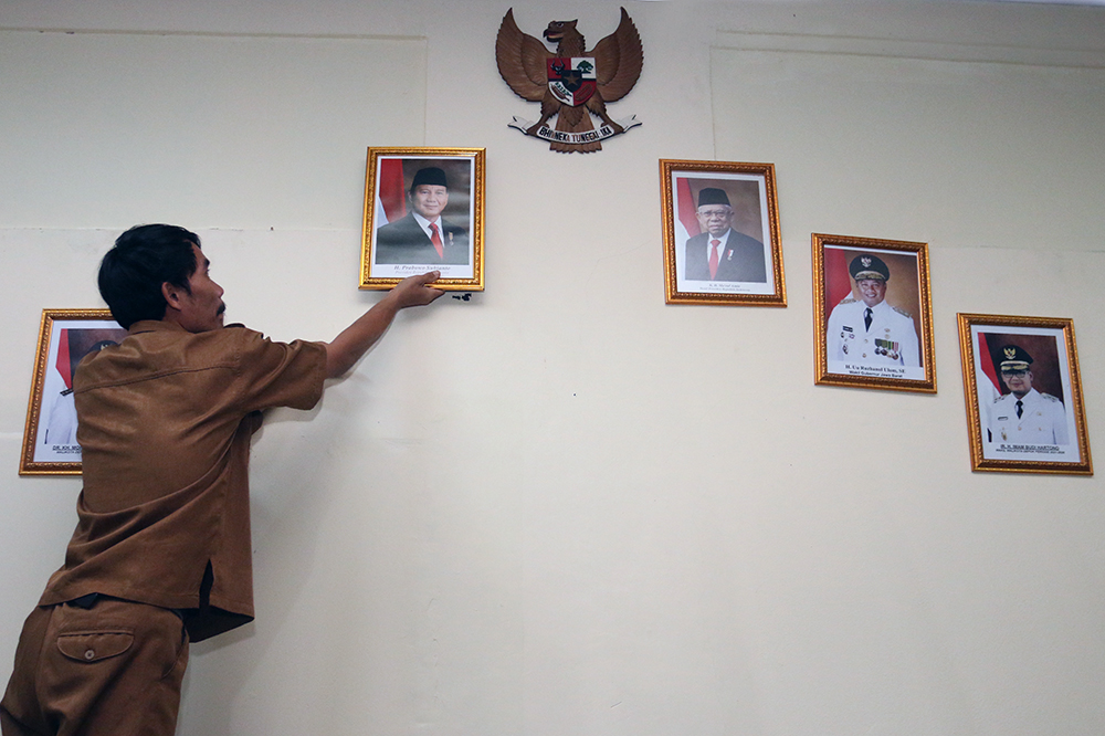 Pemasangan foto Presiden Prabowo Subianto dan Wakil Presiden Gibran Rakabuming Raka di sekolah. (BeritaNasional/Elvis Sendouw)