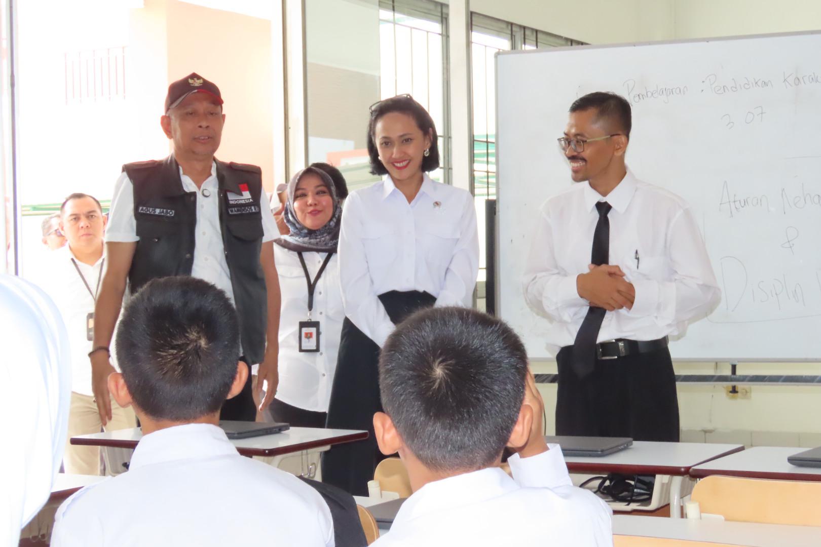 Wakil Menteri Pelindungan Pekerja Migran Indonesia (Wamen P2MI), Christina Aryani meninjau Sekolah Rakyat Menengah Pertama 6 di Bambu Apus, Jakarta Timur. (BeritaNasional/Elvis Sendouw/HO Hms P2MI)