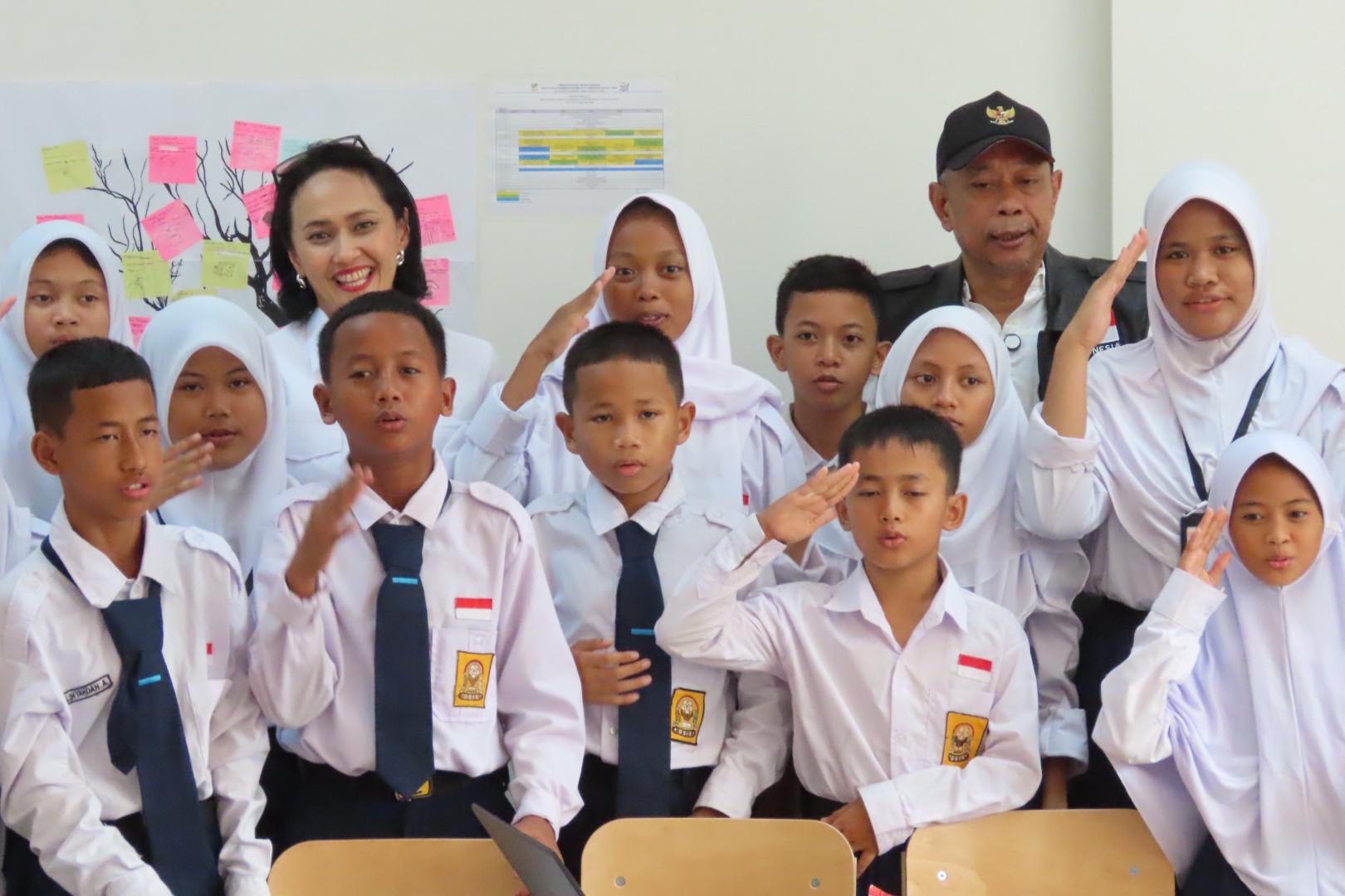 Wakil Menteri Pelindungan Pekerja Migran Indonesia (Wamen P2MI), Christina Aryani meninjau Sekolah Rakyat Menengah Pertama 6 di Bambu Apus, Jakarta Timur. (BeritaNasional/Elvis Sendouw/HO Hms P2MI)
