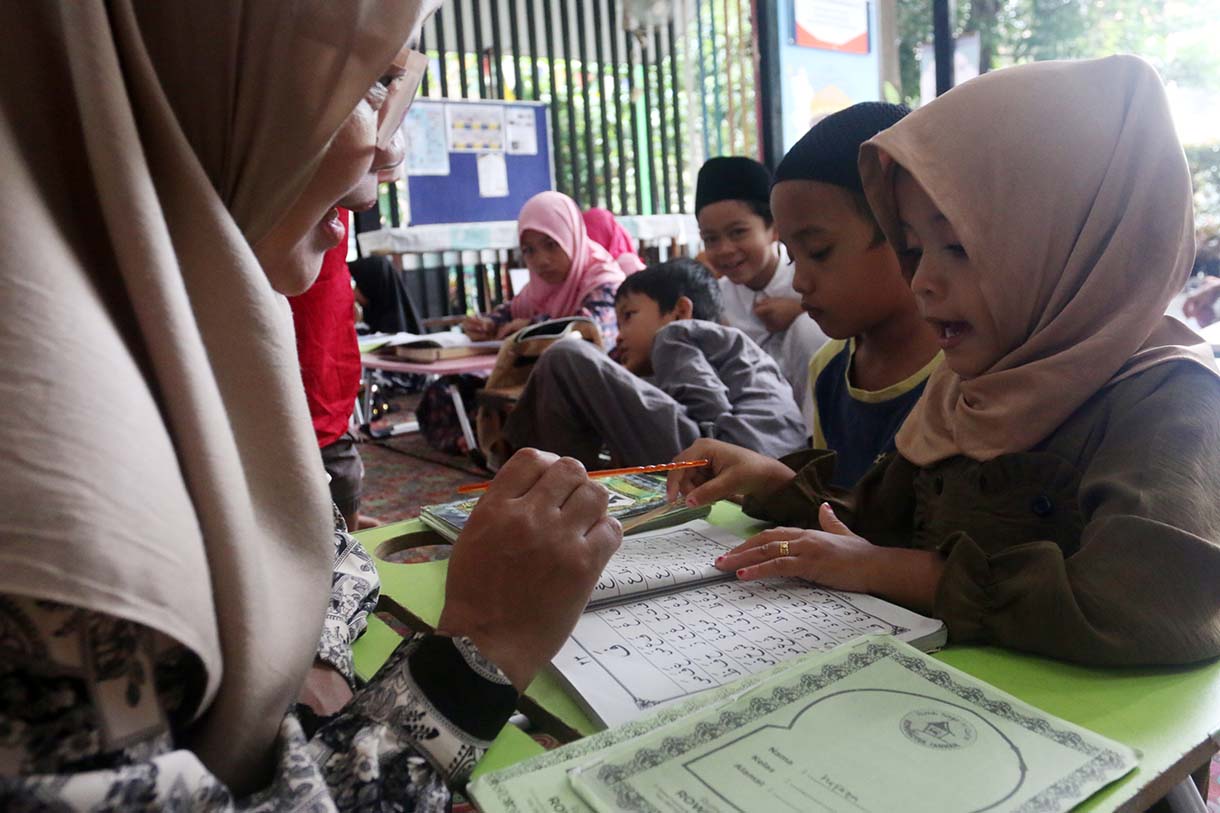 Sejumlah anak mengikuti pesantren kilat di Ruang Publik Terpadu Ramah Anak (RPTRA) Malinjo, Jakarta, Selasa (11/3/2025). (Beritanasional.com/Oke Atmaja)