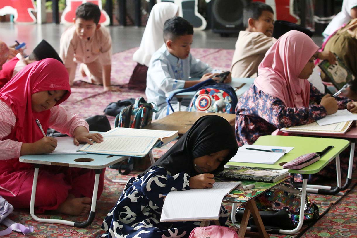 Sejumlah anak mengikuti pesantren kilat di Ruang Publik Terpadu Ramah Anak (RPTRA) Malinjo, Jakarta, Selasa (11/3/2025). (Beritanasional.com/Oke Atmaja)