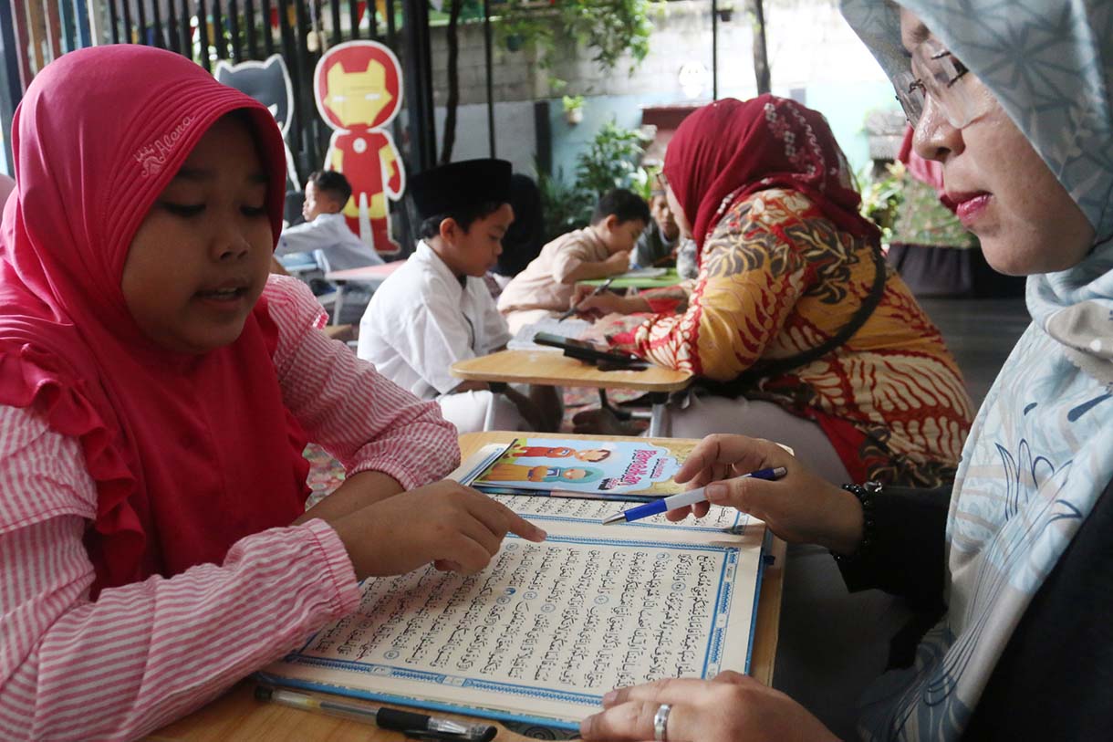 Sejumlah anak mengikuti pesantren kilat di Ruang Publik Terpadu Ramah Anak (RPTRA) Malinjo, Jakarta, Selasa (11/3/2025). (Beritanasional.com/Oke Atmaja)