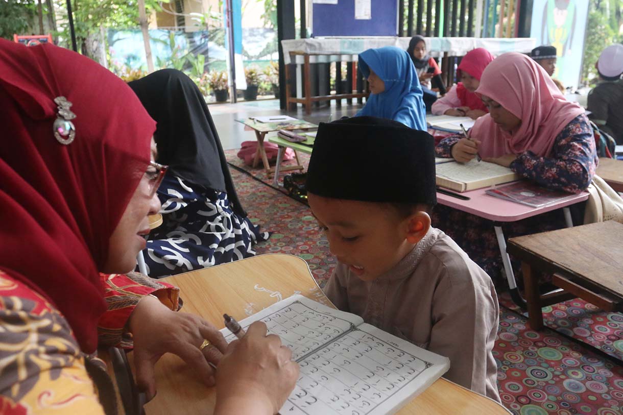 Sejumlah anak mengikuti pesantren kilat di Ruang Publik Terpadu Ramah Anak (RPTRA) Malinjo, Jakarta, Selasa (11/3/2025). (Beritanasional.com/Oke Atmaja)