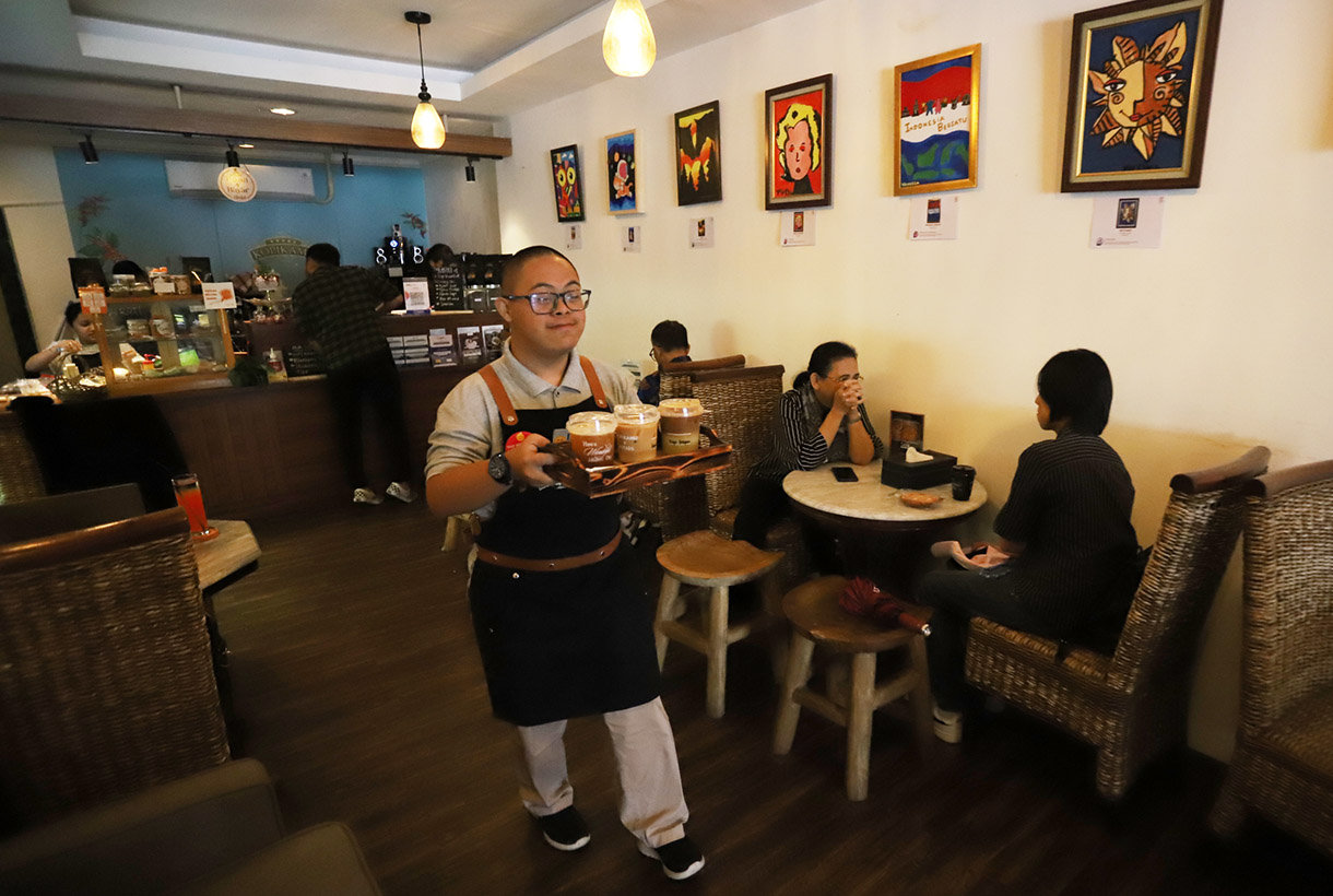 Seorang barista penyandang disabilitas down syndrom membuat kopi di Kopi Kamu, Jakarta Selatan, Sabtu(01/01/2025). (BeritaNasional.com/ Oke Atmaja)