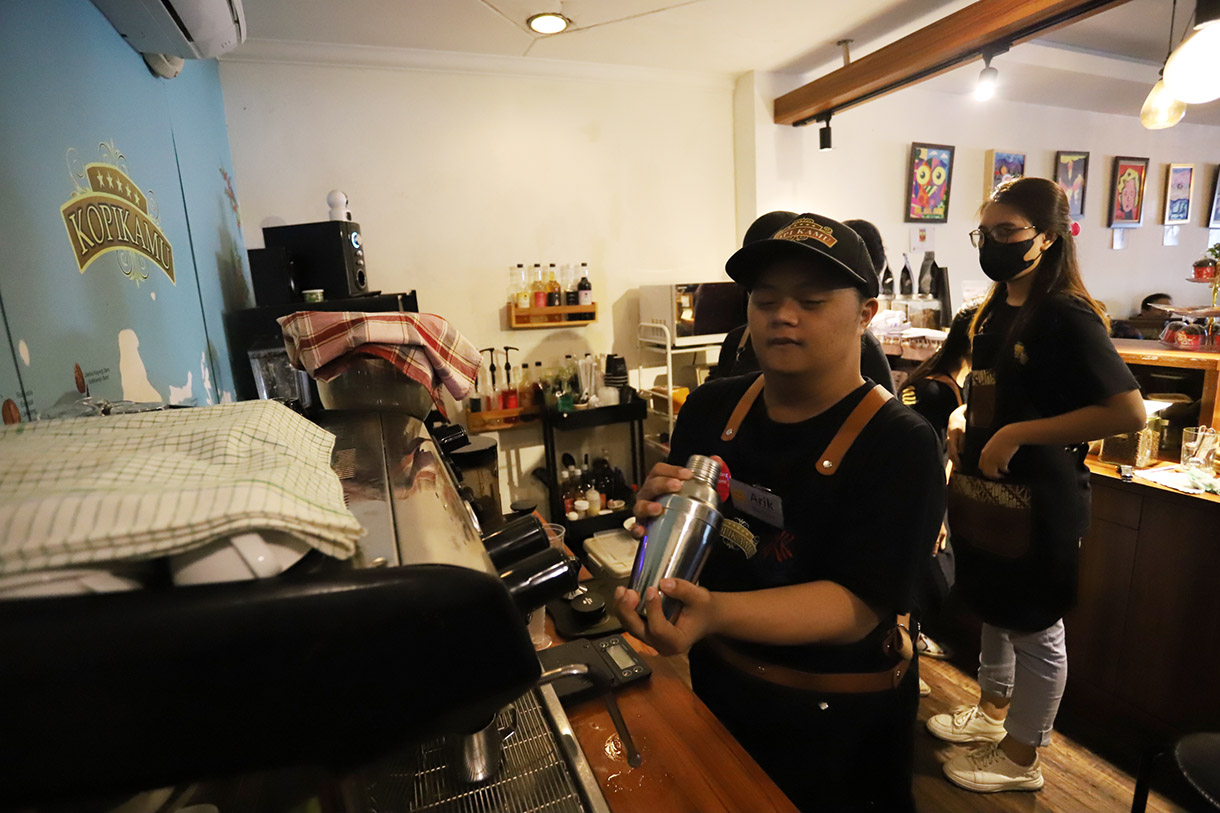 Seorang barista penyandang disabilitas down syndrom membuat kopi di Kopi Kamu, Jakarta Selatan, Sabtu(01/01/2025). (BeritaNasional.com/ Oke Atmaja)