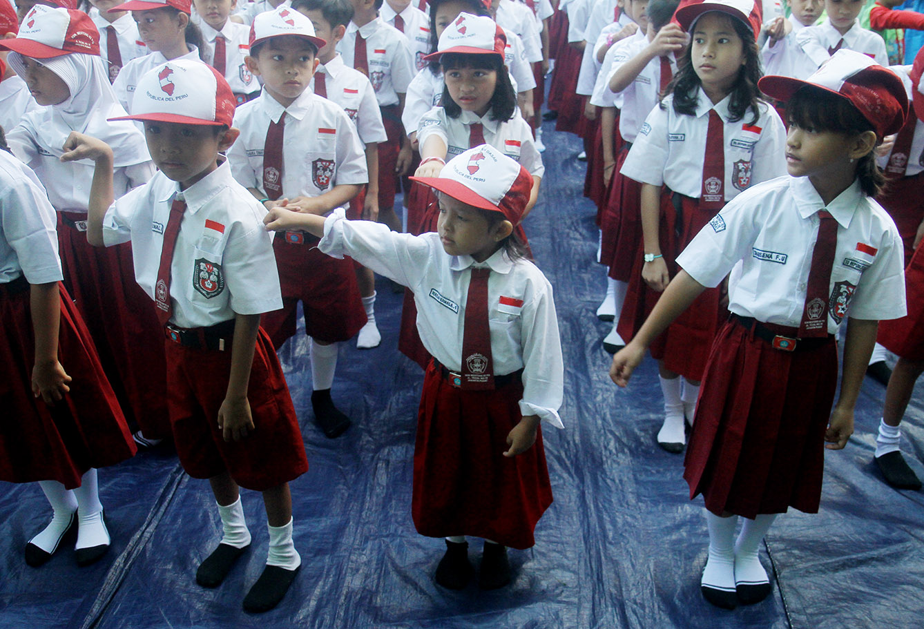 Sejumlah siswa mengikuti apel pagi hari pertama masuk sekolah di SDN 02 Pagi, Jakarta, Senin (8/7/2024). (BeritaNasional.com/Oke Atmaja)