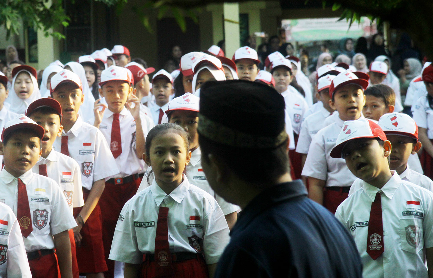 Sejumlah siswa mengikuti apel pagi hari pertama masuk sekolah di SDN 02 Pagi, Jakarta, Senin (8/7/2024). (BeritaNasional.com/Oke Atmaja)