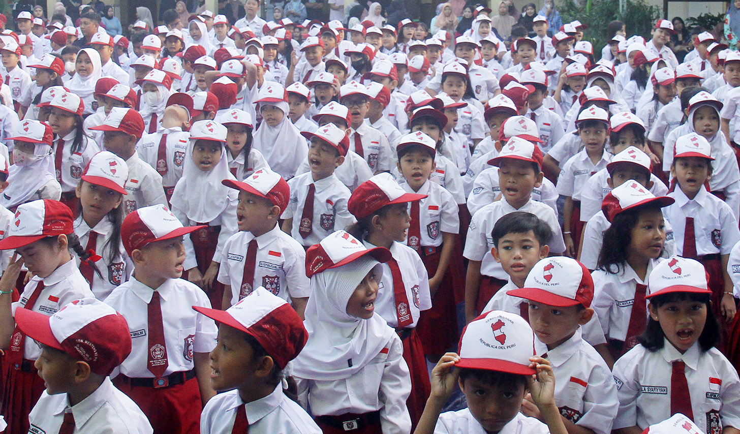 Sejumlah siswa mengikuti apel pagi hari pertama masuk sekolah di SDN 02 Pagi, Jakarta, Senin (8/7/2024). (BeritaNasional.com/Oke Atmaja)