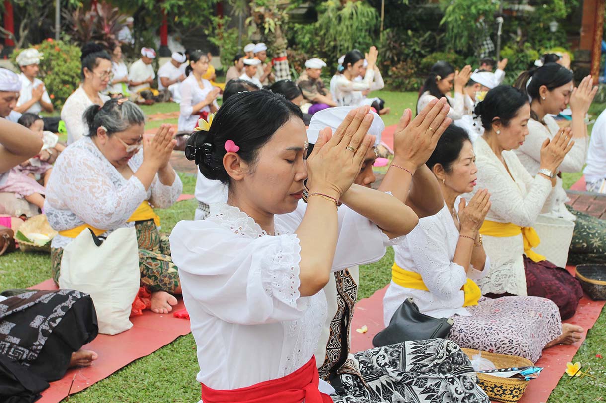 Umat Hindu melalukan sesi persembahyangan Hari Raya Galungan di Pura Amerta Jati, Cinere, Jakarta Selatan, Rabu (19/11/2025).  (Beritanasional.com/Oke Atmaja)