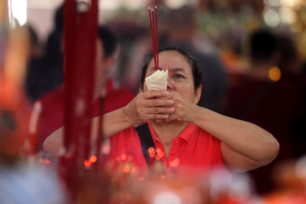 Warga keturunan Tionghoa bersembahyang saat Tahun Baru Imlek 2576 di sejumlah Wihara kawasan petak sembilan seperti Wihara Dharma Bhakti, Wihara Tee Cong Ong & Han Tan Kong dan Hui Tek Bio, Jakarta, Rabu (29/1/2025).  (Berita Nasional.com/Oke Atmaja)