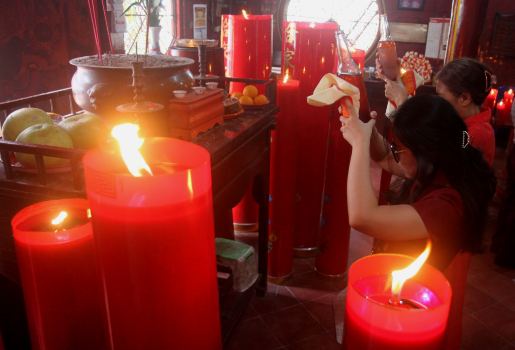 Warga keturunan Tionghoa bersembahyang saat Tahun Baru Imlek 2576 di sejumlah Wihara kawasan petak sembilan seperti Wihara Dharma Bhakti, Wihara Tee Cong Ong & Han Tan Kong dan Hui Tek Bio, Jakarta, Rabu (29/1/2025).  (Berita Nasional.com/Oke Atmaja)