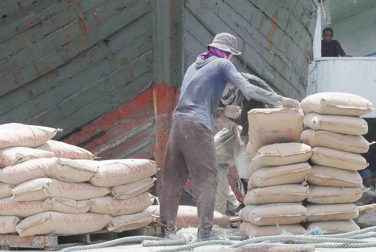 Pekerja mengangkat semen di Pelabuhan Sunda Kelapa, Jakarta, Sabtu (12/10/2024). (BeritaNasional.com/Oke Atmaja)