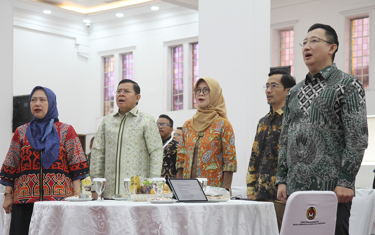 Deputi Bidang Koordinasi Peningkatan Kualitas Anak, Perempuan, dan Pemuda Kemenko PMK, Woro Srihastuti Sulistyaningrum, memberikan pidato dalam Seminar Nasional mengenai strategi investasi Pendidikan Anak Usia Dini Holistik Integratif (PAUD HI) di kantor Kmenko PMK, Jakarta, Rabu (28/8/2024).  (BeritaNasional.com/ Oke Atmaja)