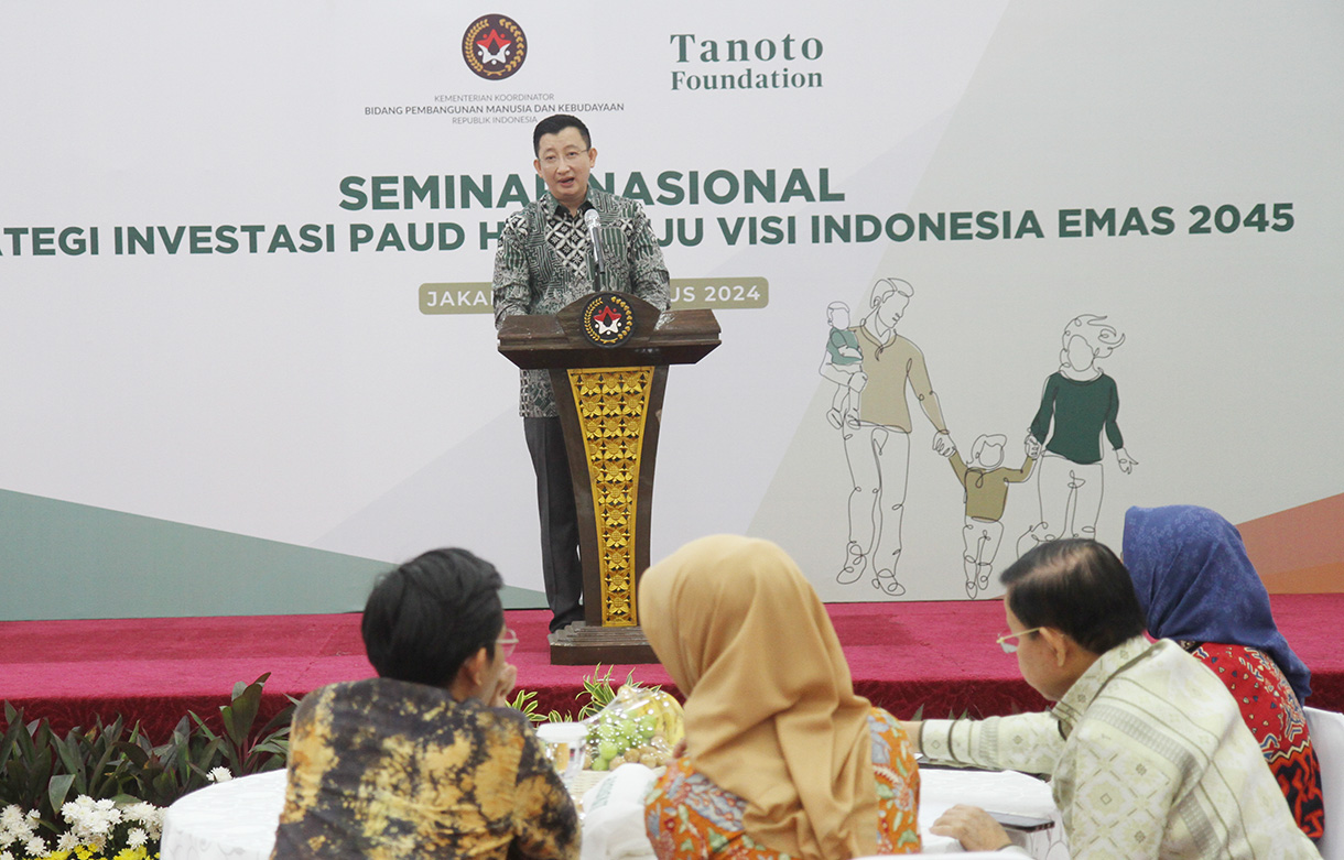 Deputi Bidang Koordinasi Peningkatan Kualitas Anak, Perempuan, dan Pemuda Kemenko PMK, Woro Srihastuti Sulistyaningrum, memberikan pidato dalam Seminar Nasional mengenai strategi investasi Pendidikan Anak Usia Dini Holistik Integratif (PAUD HI) di kantor Kmenko PMK, Jakarta, Rabu (28/8/2024).  (BeritaNasional.com/ Oke Atmaja)