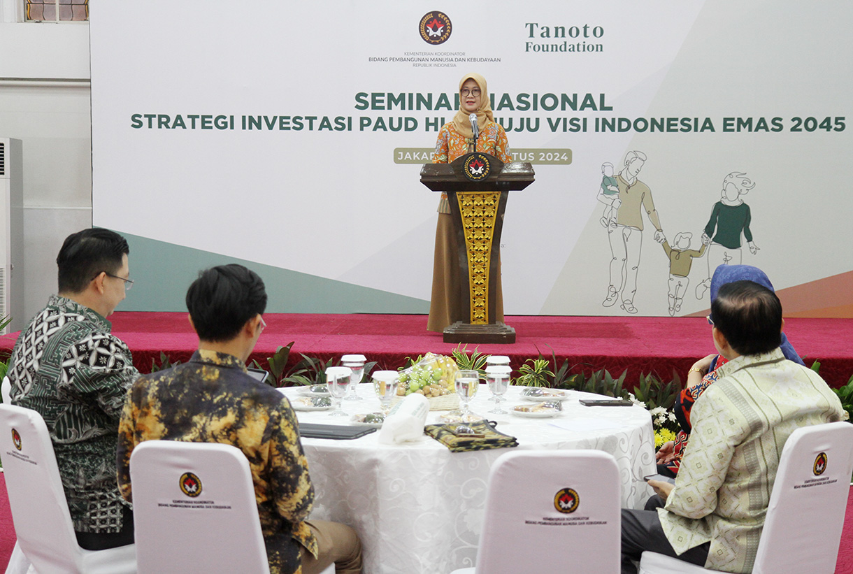 Deputi Bidang Koordinasi Peningkatan Kualitas Anak, Perempuan, dan Pemuda Kemenko PMK, Woro Srihastuti Sulistyaningrum, memberikan pidato dalam Seminar Nasional mengenai strategi investasi Pendidikan Anak Usia Dini Holistik Integratif (PAUD HI) di kantor Kmenko PMK, Jakarta, Rabu (28/8/2024).  (BeritaNasional.com/ Oke Atmaja)