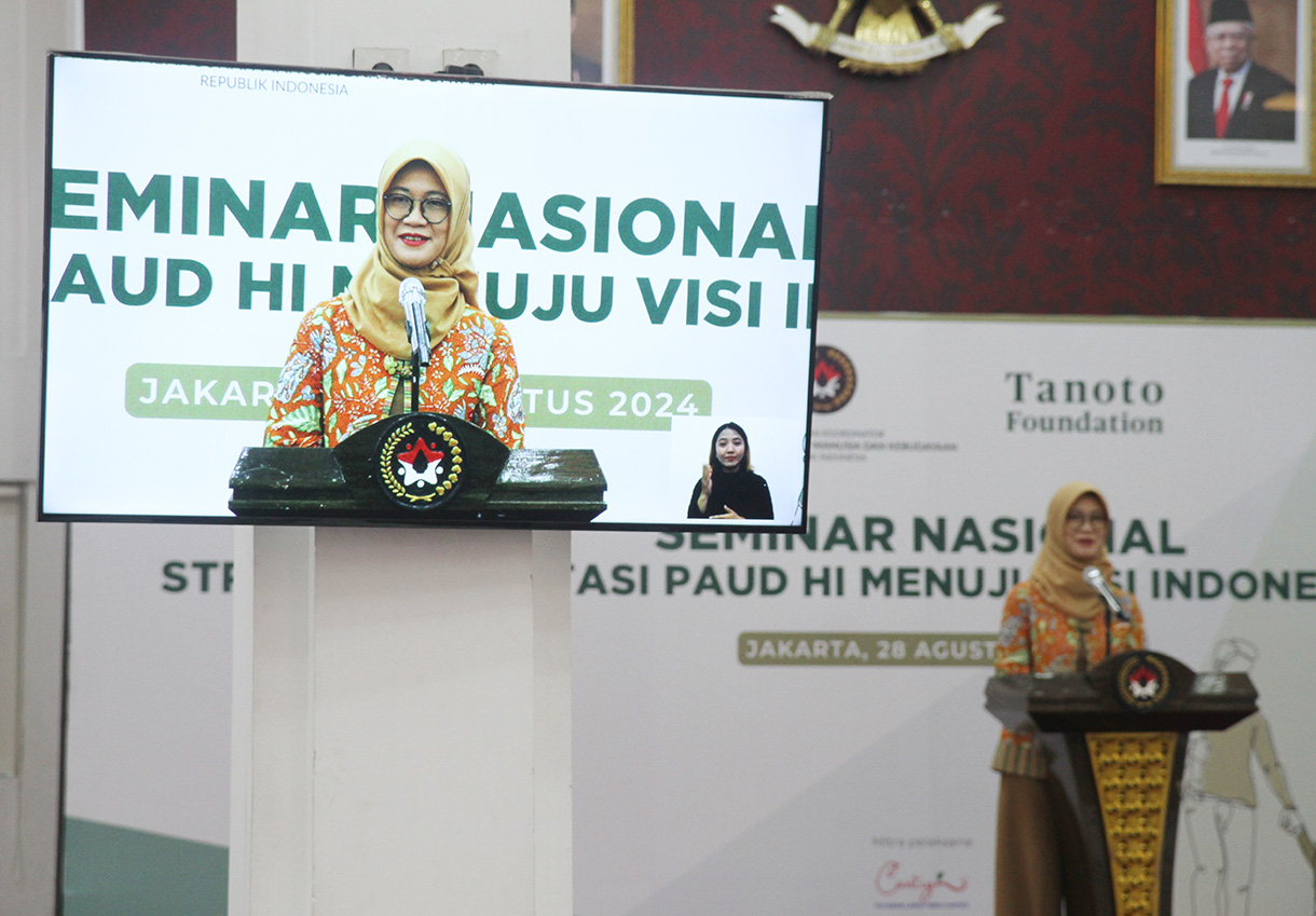 Deputi Bidang Koordinasi Peningkatan Kualitas Anak, Perempuan, dan Pemuda Kemenko PMK, Woro Srihastuti Sulistyaningrum, memberikan pidato dalam Seminar Nasional mengenai strategi investasi Pendidikan Anak Usia Dini Holistik Integratif (PAUD HI) di kantor Kmenko PMK, Jakarta, Rabu (28/8/2024).  (BeritaNasional.com/ Oke Atmaja)