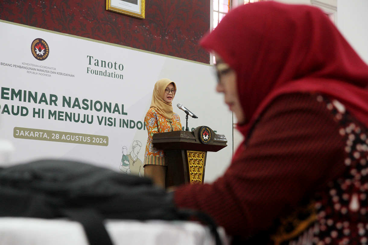 Deputi Bidang Koordinasi Peningkatan Kualitas Anak, Perempuan, dan Pemuda Kemenko PMK, Woro Srihastuti Sulistyaningrum, memberikan pidato dalam Seminar Nasional mengenai strategi investasi Pendidikan Anak Usia Dini Holistik Integratif (PAUD HI) di kantor Kmenko PMK, Jakarta, Rabu (28/8/2024).  (BeritaNasional.com/ Oke Atmaja)