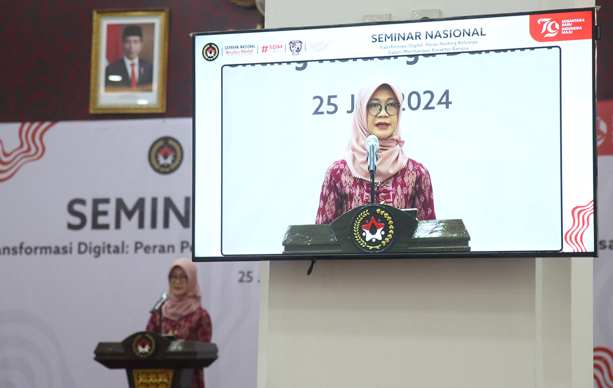 Deputi Bidang Koordinasi Peningkatan Kualitas Anak, Perempuan, dan Pemuda Kemenko PMK Woro Srihastuti Sulistyaningrum saat berpidato dan sekaligus membuka acara Seminar Nasional di kantor Kemenko PMK, Jakarta, Kamis (25/7/2024).(BeritaNasional.com/Oke Atmaja)