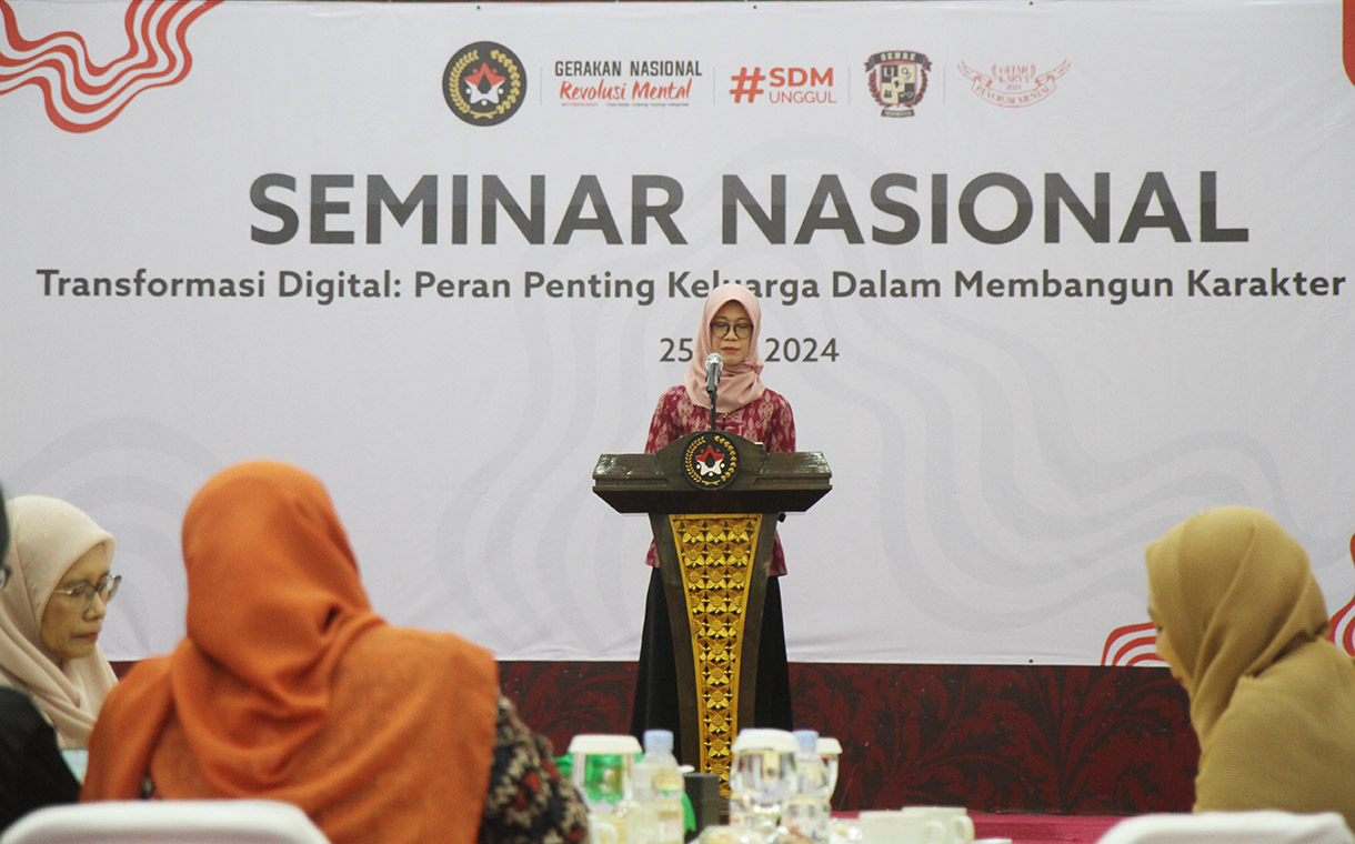 Deputi Bidang Koordinasi Peningkatan Kualitas Anak, Perempuan, dan Pemuda Kemenko PMK Woro Srihastuti Sulistyaningrum saat berpidato dan sekaligus membuka acara Seminar Nasional di kantor Kemenko PMK, Jakarta, Kamis (25/7/2024).(BeritaNasional.com/Oke Atmaja)