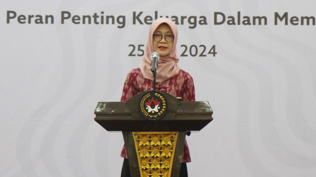 Deputi Bidang Koordinasi Peningkatan Kualitas Anak, Perempuan, dan Pemuda Kemenko PMK Woro Srihastuti Sulistyaningrum saat berpidato dan sekaligus membuka acara Seminar Nasional di kantor Kemenko PMK, Jakarta, Kamis (25/7/2024).(BeritaNasional.com/Oke Atmaja)