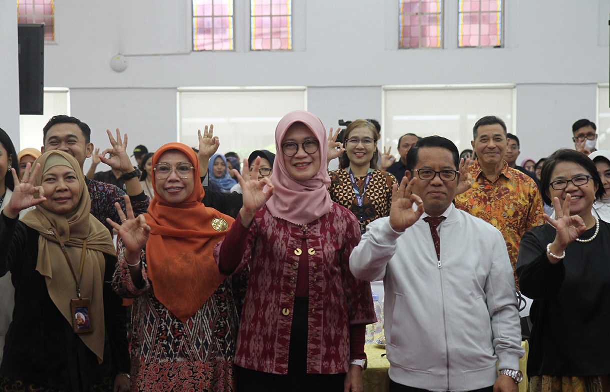 Deputi Bidang Koordinasi Peningkatan Kualitas Anak, Perempuan, dan Pemuda Kemenko PMK Woro Srihastuti Sulistyaningrum saat berpidato dan sekaligus membuka acara Seminar Nasional di kantor Kemenko PMK, Jakarta, Kamis (25/7/2024).(BeritaNasional.com/Oke Atmaja)