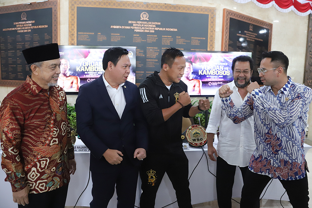 Anggota DPD RI Daud Yordan memberikan keterangan terkait pertandingannya menghadapi petinju asal Australia, George Kambosos Jr yang akan diadakan di Qudos Bank Arena, Sydney, Australia pada 22 Maret 2025. (BeritaNasional/Elvis Sendouw)