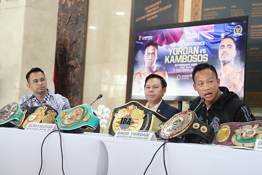 Anggota DPD RI Daud Yordan memberikan keterangan terkait pertandingannya menghadapi petinju asal Australia, George Kambosos Jr yang akan diadakan di Qudos Bank Arena, Sydney, Australia pada 22 Maret 2025. (BeritaNasional/Elvis Sendouw)