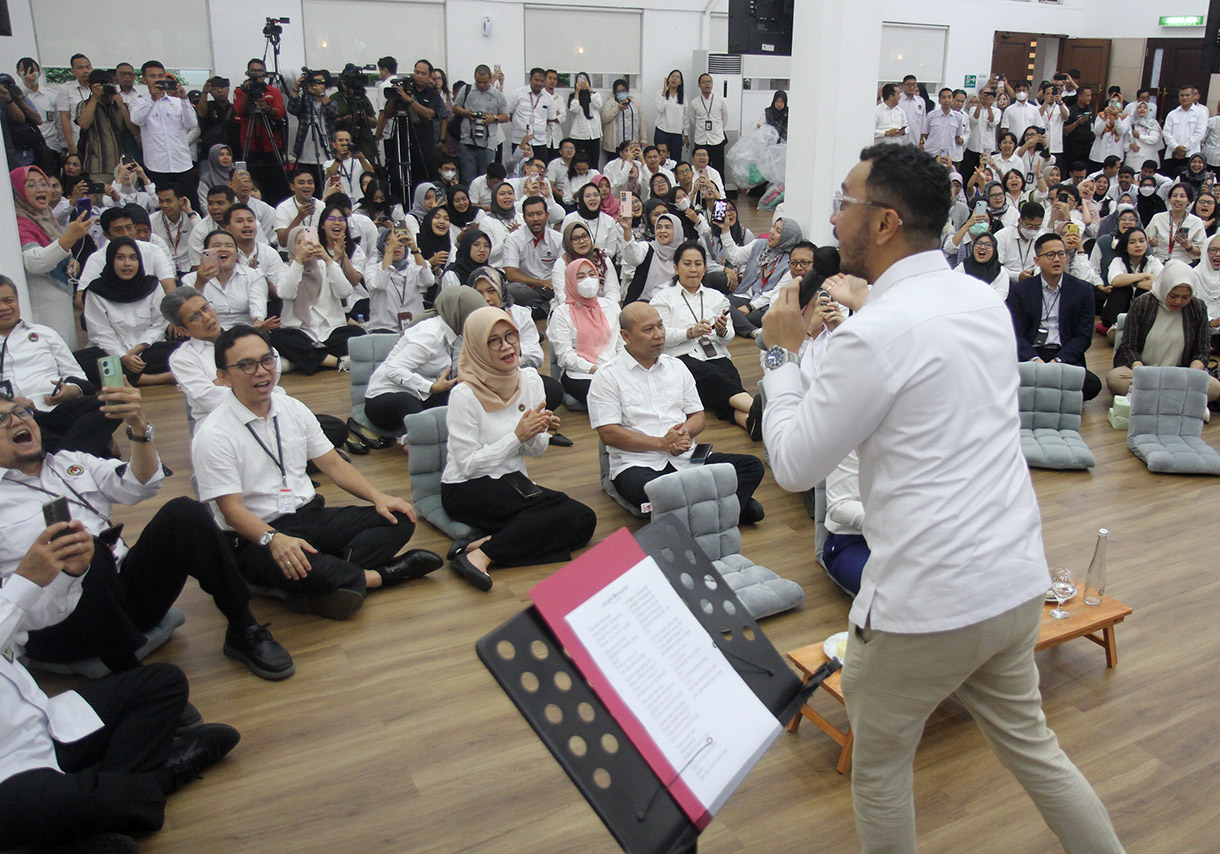 Wakil Menteri Kebudayaan Giring Ganesha bernyanyi disela acara SENERGI (Senin Bersinergi) di Kemenko PMK, Jakarta, Senin (9/12/2024). (BeritaNasional.com/Oke Atmaja)