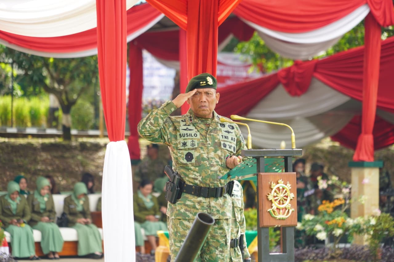 Sertijab Danbrigif 9/DY/2 Kostrad dan Tradisi Laporan Korps Pamen Divif 2 Kostrad Serah terima jabatan Danbrigif 9/DY/2 Kostrad dan Tradisi Laporan Korps Pamen Divif 2 Kostrad (BeritaNasional/Elvis Sendouw/HO Puspen TNI)