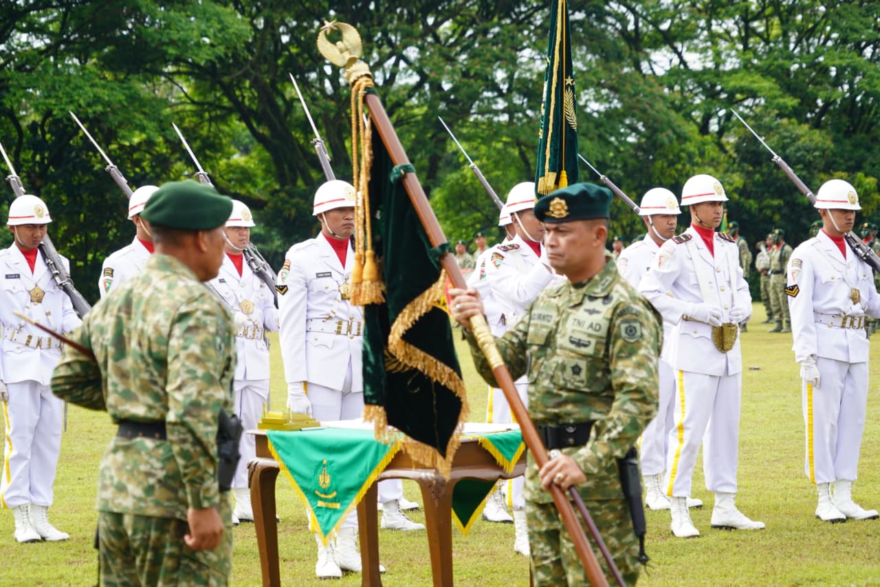 Sertijab Danbrigif 9/DY/2 Kostrad dan Tradisi Laporan Korps Pamen Divif 2 Kostrad Serah terima jabatan Danbrigif 9/DY/2 Kostrad dan Tradisi Laporan Korps Pamen Divif 2 Kostrad (BeritaNasional/Elvis Sendouw/HO Puspen TNI)