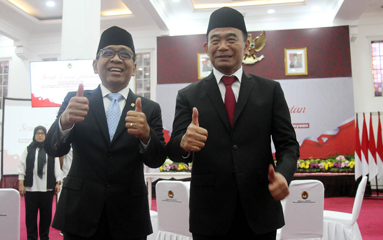 Serah terima jabatan Menko PMK (Menteri Koordinator bidang Pembangunan Manusia dan Kebudayaan) Periode 2019-2024 Muhadjir Effendy (kiri) kepada Menko PMK periode 2024-2029 Pratikno menunjukkan berita acara serah terima jabatan Menko PMK di Gedung Kemenko PMK, Jakarta, Senin (21/10/2024).(BeritaNasional.com/Oke Atmaja)