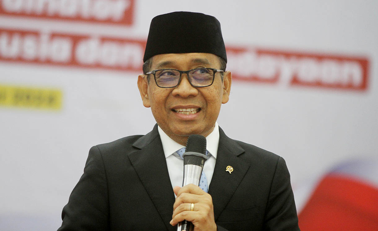 Serah terima jabatan Menko PMK (Menteri Koordinator bidang Pembangunan Manusia dan Kebudayaan) Periode 2019-2024 Muhadjir Effendy (kiri) kepada Menko PMK periode 2024-2029 Pratikno menunjukkan berita acara serah terima jabatan Menko PMK di Gedung Kemenko PMK, Jakarta, Senin (21/10/2024).(BeritaNasional.com/Oke Atmaja)