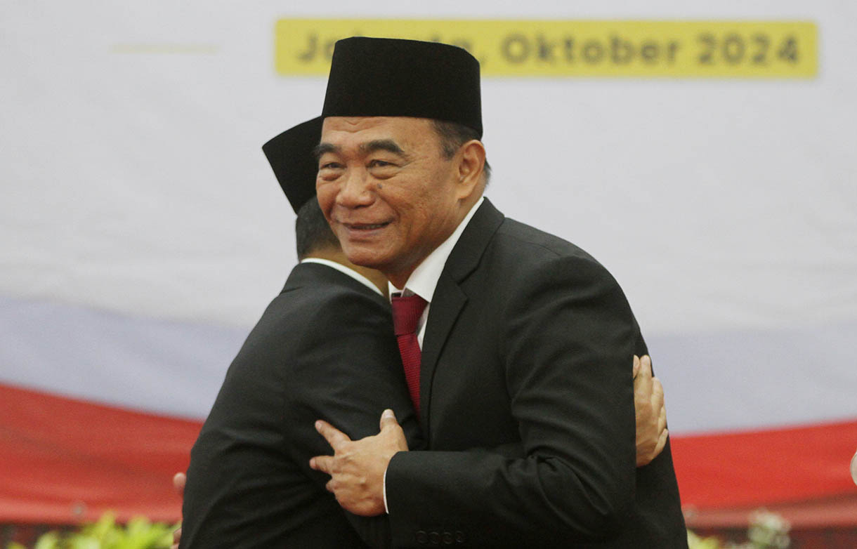 Serah terima jabatan Menko PMK (Menteri Koordinator bidang Pembangunan Manusia dan Kebudayaan) Periode 2019-2024 Muhadjir Effendy (kiri) kepada Menko PMK periode 2024-2029 Pratikno menunjukkan berita acara serah terima jabatan Menko PMK di Gedung Kemenko PMK, Jakarta, Senin (21/10/2024).(BeritaNasional.com/Oke Atmaja)