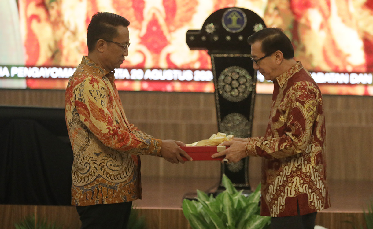 Menkumham Supratman Andi Agtas (kedua kanan) didampingi istri Idayanti Pandan (kanan) berjalan bersama pejabat lama Menkumham Yasonna H. Laoly (kedua kiri) dan anaknya Novrida Lisa Isabella Laoly (kiri) saat prosesi pedang pora usai serah terima jabatan di Jakarta, Selasa (20/8/2024).  (BeritaNasional.com/ Oke Atmaja)