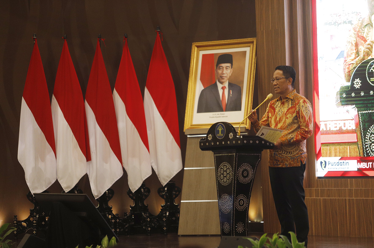 Menkumham Supratman Andi Agtas (kedua kanan) didampingi istri Idayanti Pandan (kanan) berjalan bersama pejabat lama Menkumham Yasonna H. Laoly (kedua kiri) dan anaknya Novrida Lisa Isabella Laoly (kiri) saat prosesi pedang pora usai serah terima jabatan di Jakarta, Selasa (20/8/2024).  (BeritaNasional.com/ Oke Atmaja)