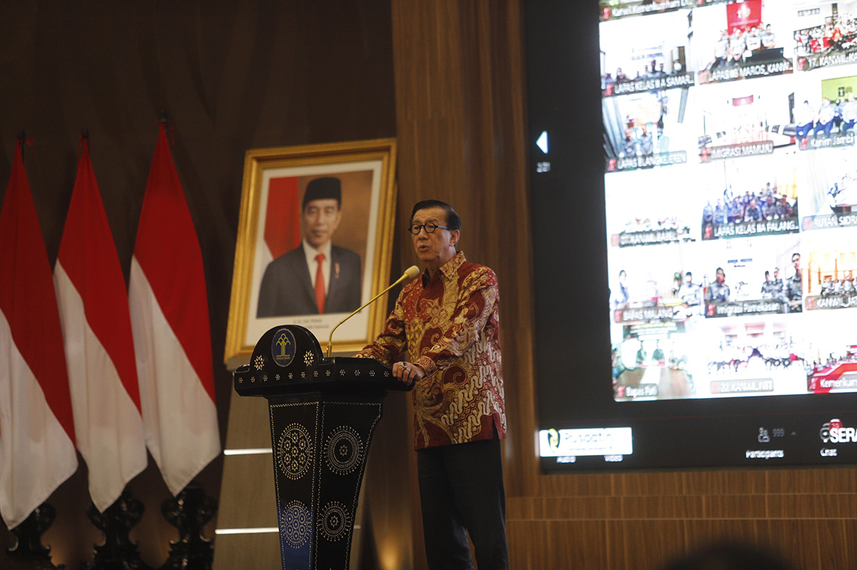 Menkumham Supratman Andi Agtas (kedua kanan) didampingi istri Idayanti Pandan (kanan) berjalan bersama pejabat lama Menkumham Yasonna H. Laoly (kedua kiri) dan anaknya Novrida Lisa Isabella Laoly (kiri) saat prosesi pedang pora usai serah terima jabatan di Jakarta, Selasa (20/8/2024).  (BeritaNasional.com/ Oke Atmaja)