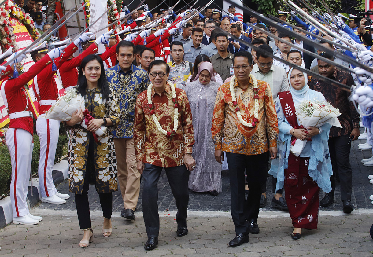 Menkumham Supratman Andi Agtas (kedua kanan) didampingi istri Idayanti Pandan (kanan) berjalan bersama pejabat lama Menkumham Yasonna H. Laoly (kedua kiri) dan anaknya Novrida Lisa Isabella Laoly (kiri) saat prosesi pedang pora usai serah terima jabatan di Jakarta, Selasa (20/8/2024).  (BeritaNasional.com/ Oke Atmaja)