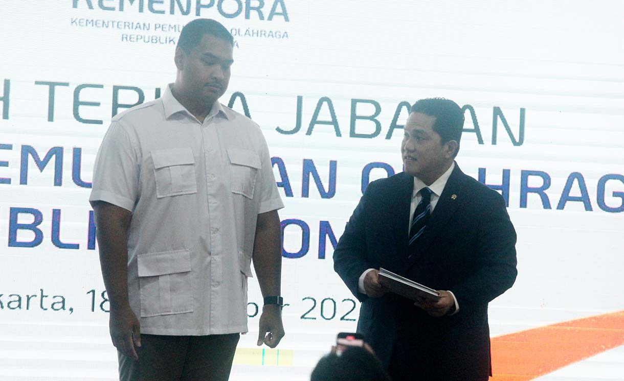 Menteri Pemuda dan Olahraga Erick Thohir (kanan) menerima memori jabatan dari pejabat lama Dito Ariotedjo (kiri) usai penandatanganan naskah serah terima jabatan (sertijab) di Kantor Kemenpora, Jakarta, Kamis (18/9/2025).  (Beritanasional.com/Oke Atmaja)