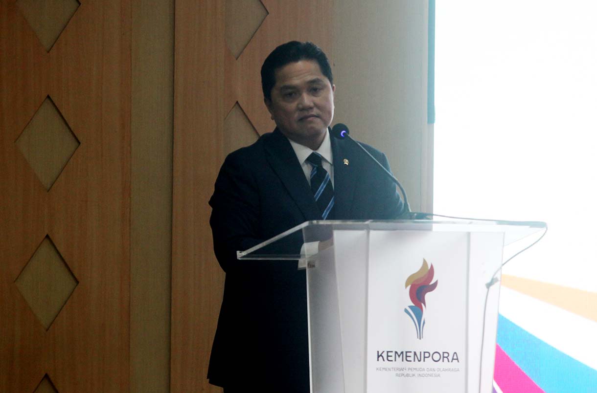 Menteri Pemuda dan Olahraga Erick Thohir (kanan) menerima memori jabatan dari pejabat lama Dito Ariotedjo (kiri) usai penandatanganan naskah serah terima jabatan (sertijab) di Kantor Kemenpora, Jakarta, Kamis (18/9/2025).  (Beritanasional.com/Oke Atmaja)