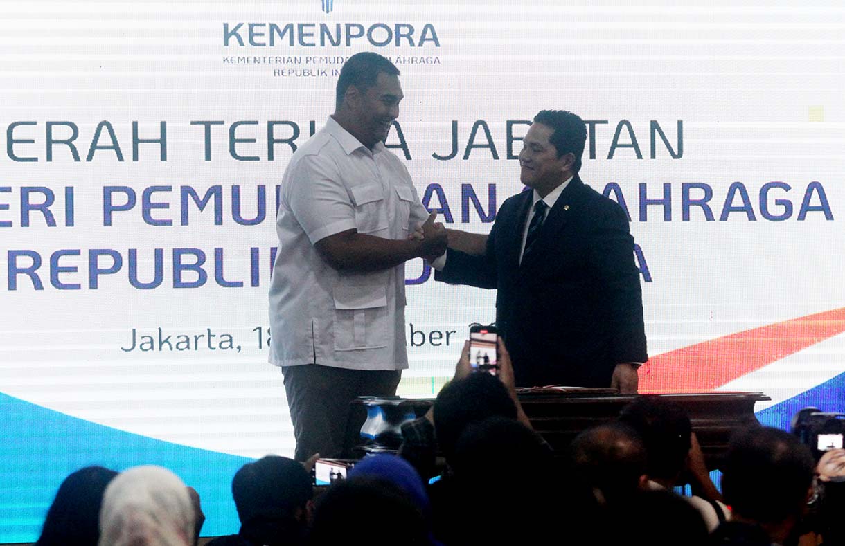 Menteri Pemuda dan Olahraga Erick Thohir (kanan) menerima memori jabatan dari pejabat lama Dito Ariotedjo (kiri) usai penandatanganan naskah serah terima jabatan (sertijab) di Kantor Kemenpora, Jakarta, Kamis (18/9/2025).  (Beritanasional.com/Oke Atmaja)