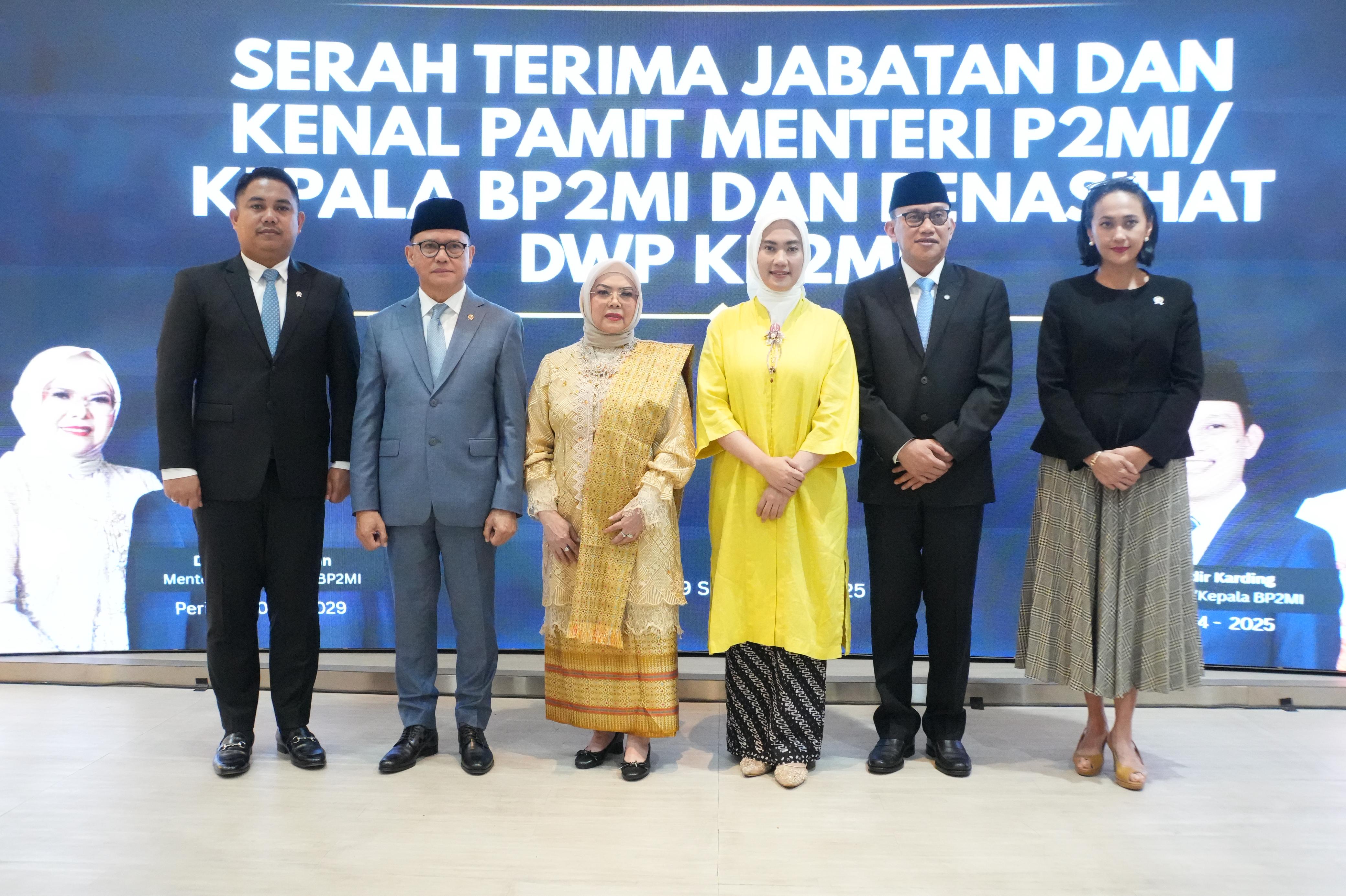 Sertijab Menteri Perlindungan Pekerja Migran Indonesia Momen berita acara serah terima jabatan Menteri P2MI.(BeritaNasional/Elvis Sendouw/HO P2MI)