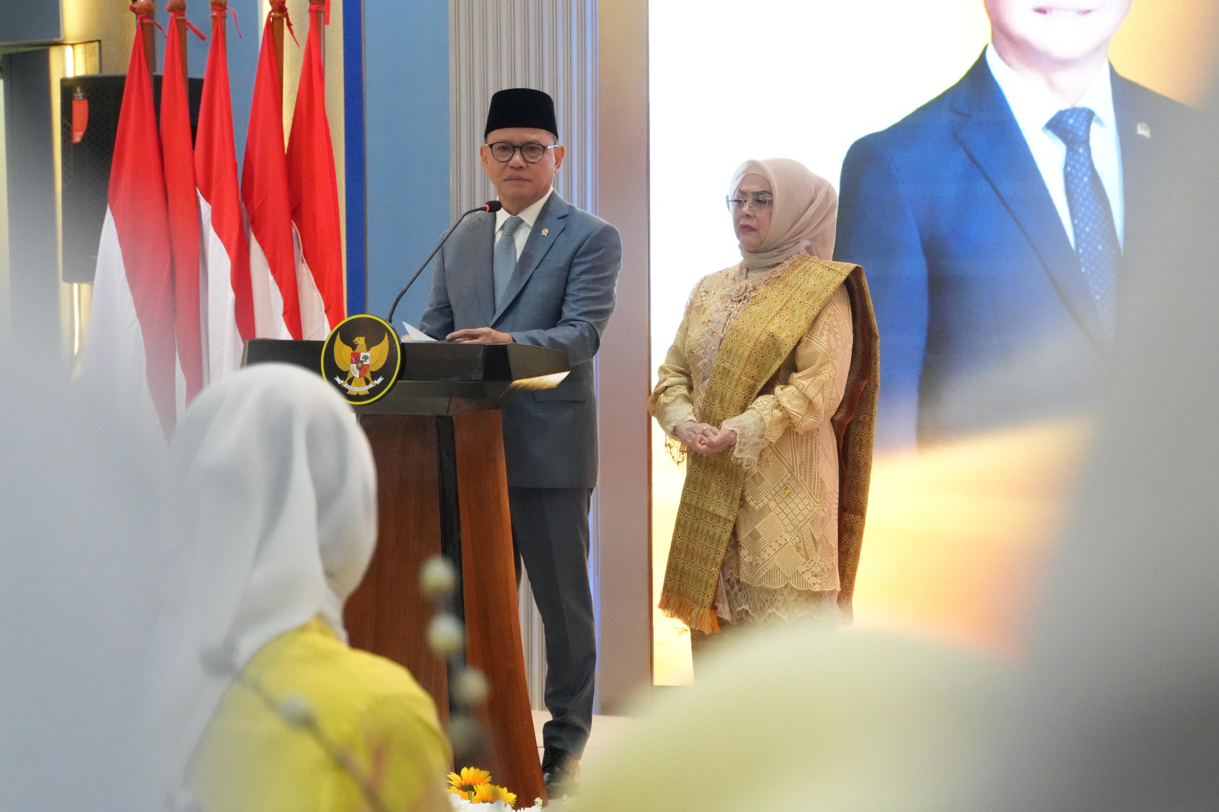 Sertijab Menteri Perlindungan Pekerja Migran Indonesia Momen berita acara serah terima jabatan Menteri P2MI.(BeritaNasional/Elvis Sendouw/HO P2MI)